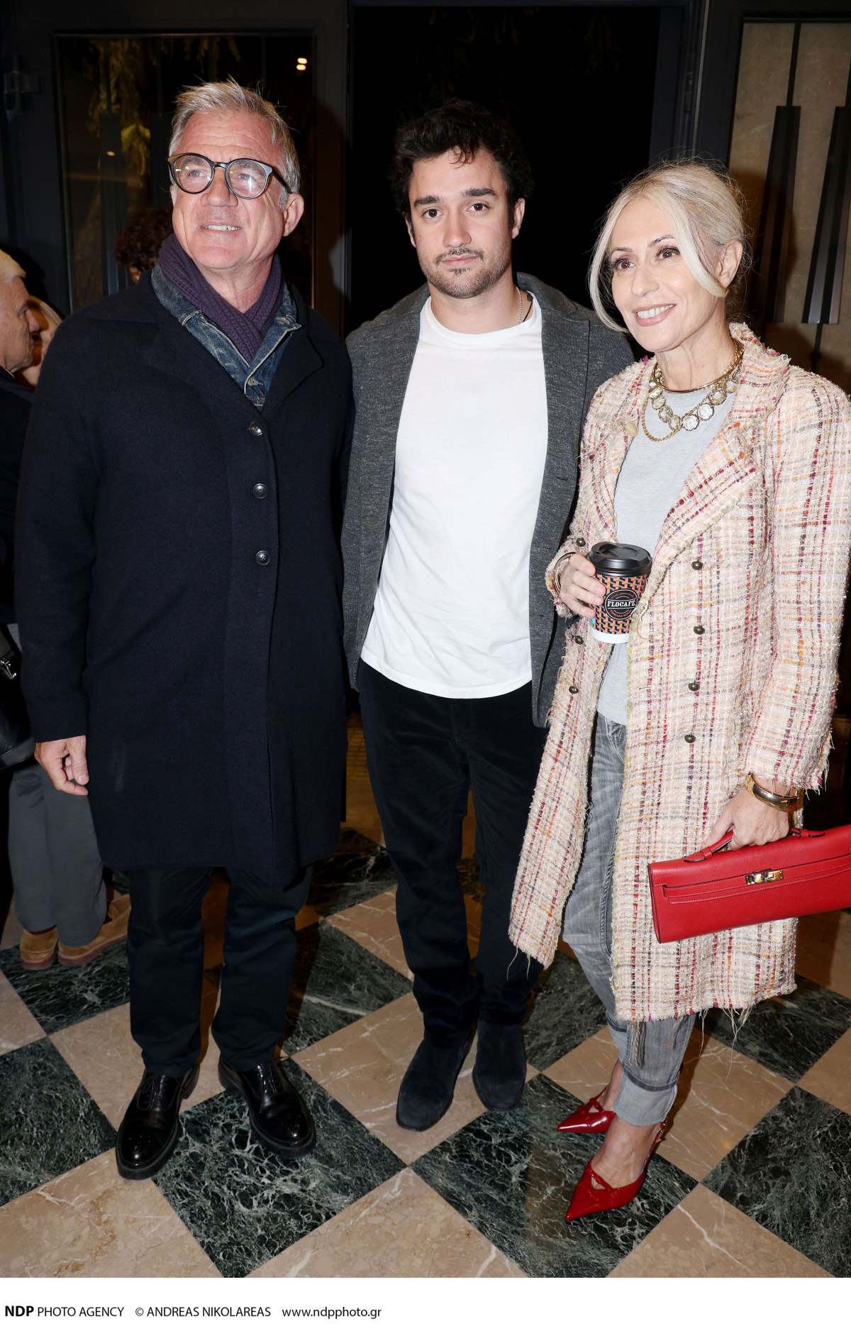 Η Μαρία Μπακοδήμου με στυλ τσάντας ορθογώνιο σε έξοδο με τον άντρα και τον γιο της