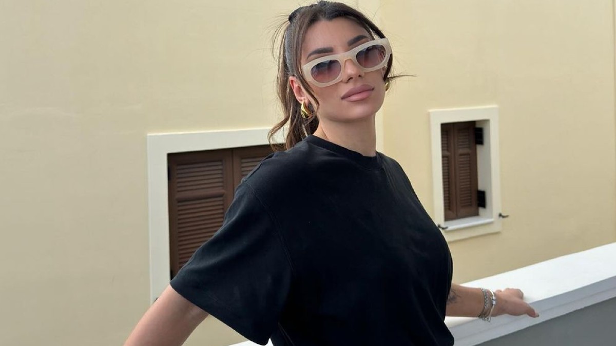 Η Μαριαλένα Ρουμελιώτη με μαύρο μπλουζάκι και μπεζ γυαλιά