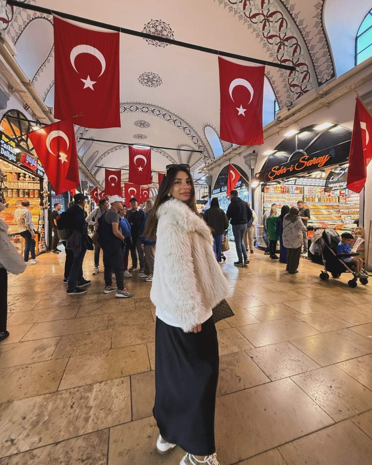 Η Μαριαλένα Ρουμελιώτη με γούνινο πανωφόρι και μάξι φούστα