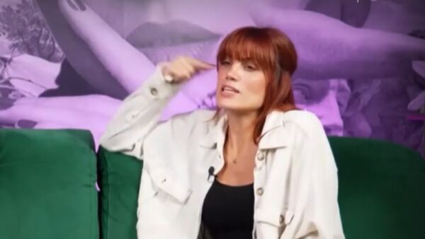 Η Μαίρη Συνατσάκη μιλάει σε βίντεο στο Youtube.