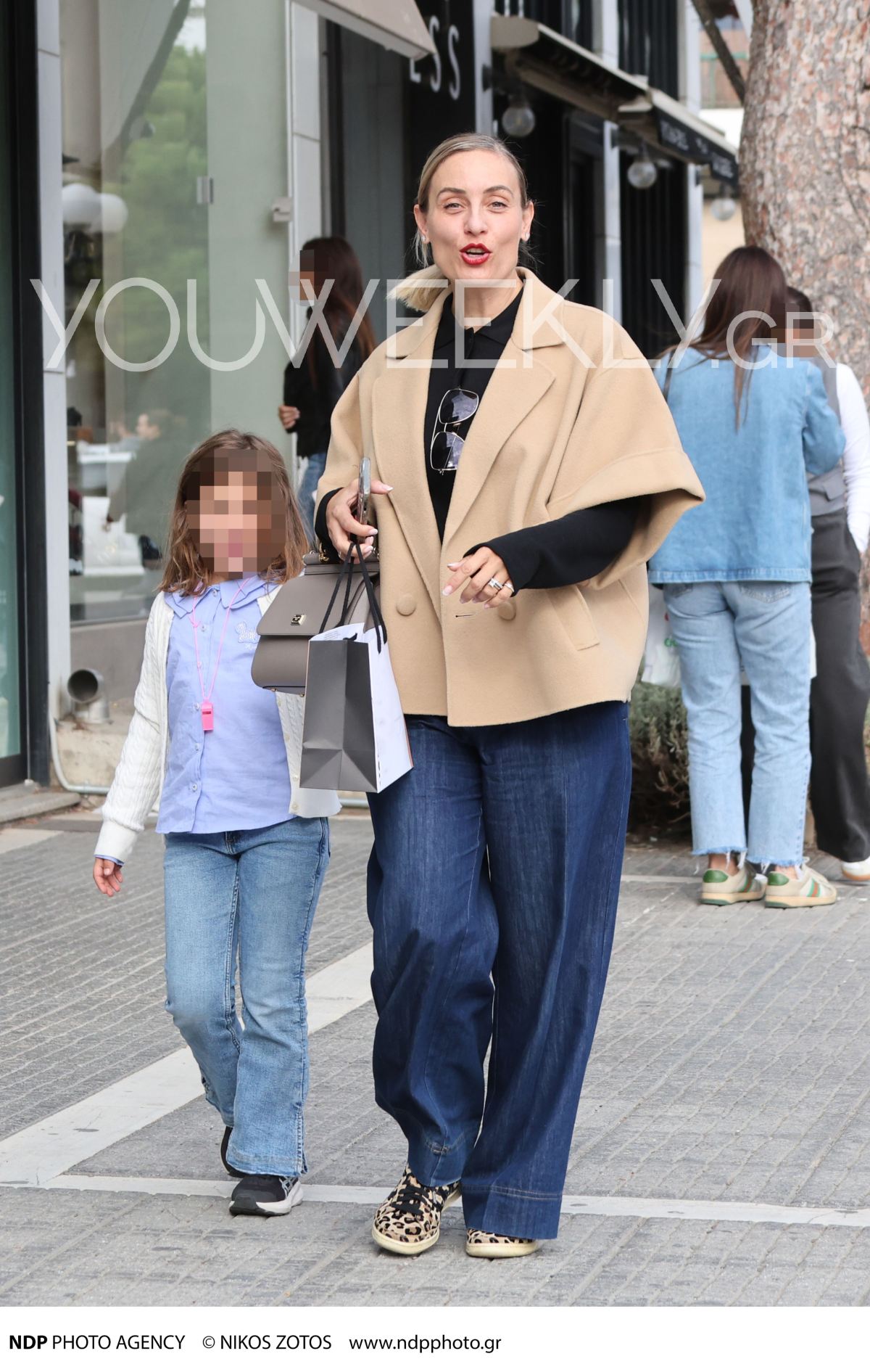 Η Ελεονώρα Μελέτη και η κόρη της στη Γλυφάδα για ψώνια