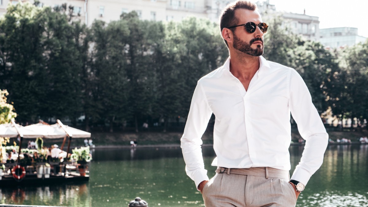 Η αντρική γκαρνταρόμπα περιλαμβάνει λευκό πουκάμισο που φοράει ο κύριος στο πάρκο