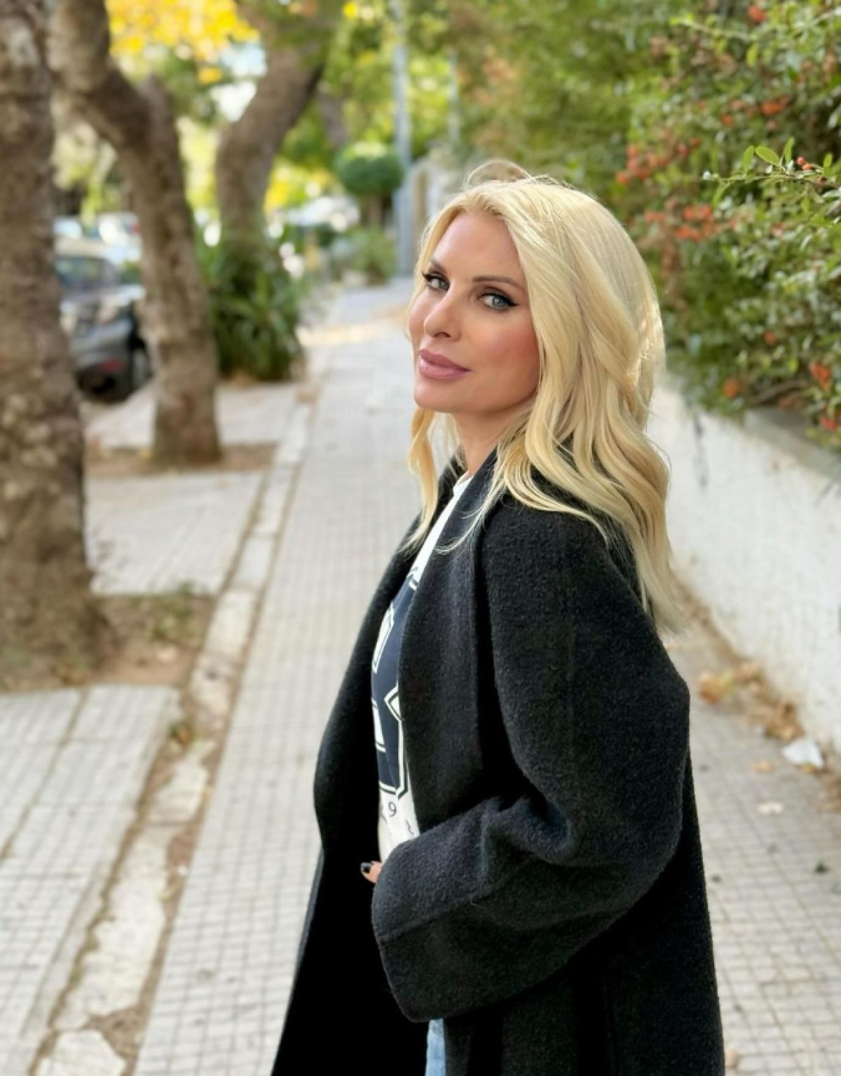 Η Ελένη Μενεγάκη στους δρόμους της Αθήνας