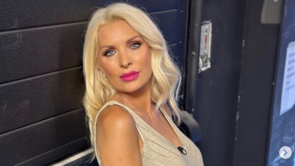 Η Ελένη Μενεγάκη ποζάρει ακουμπώντας στον τοίχο