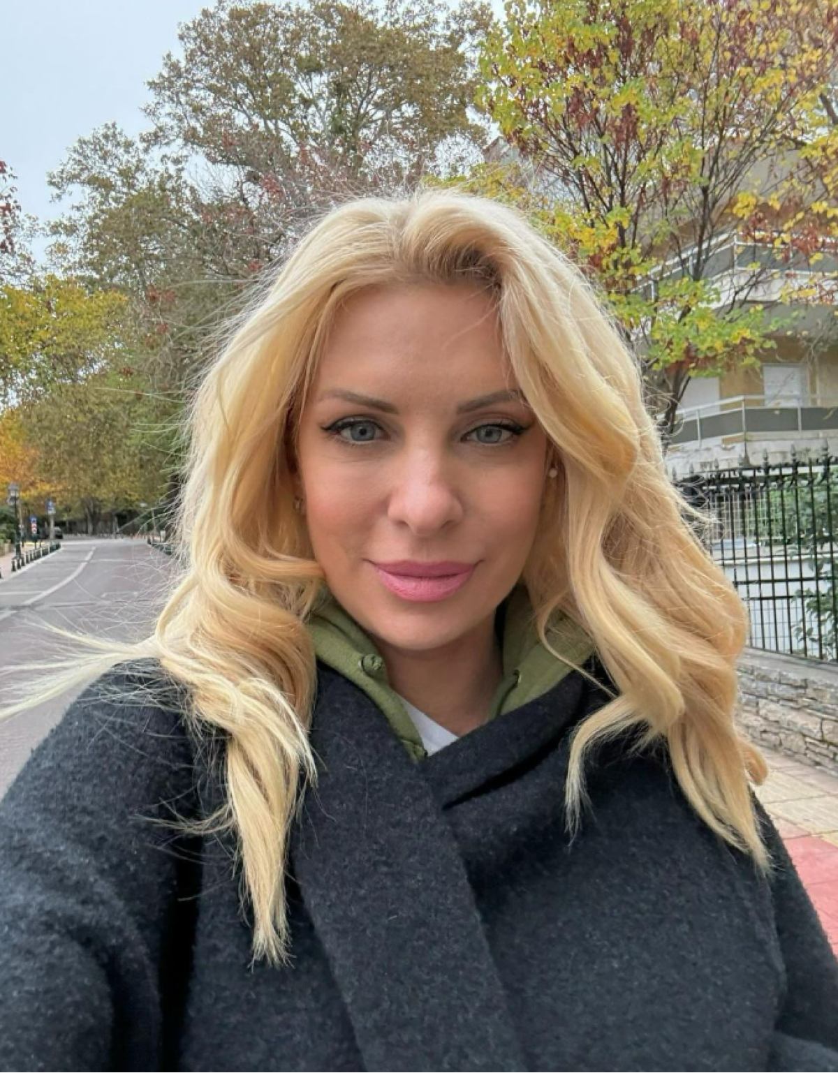 Η Ελένη Μενεγάκη σε βόλτα