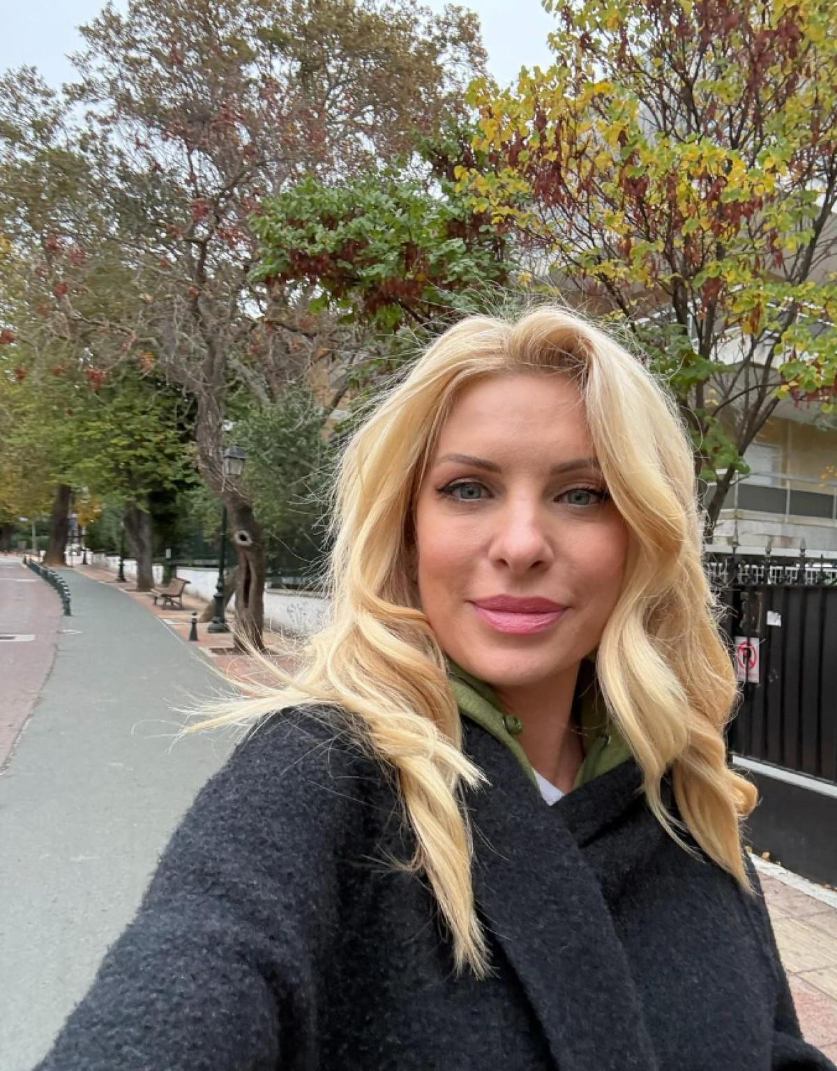 Η Ελένη Μενεγάκη στην Κυριακάτικη βόλτα της