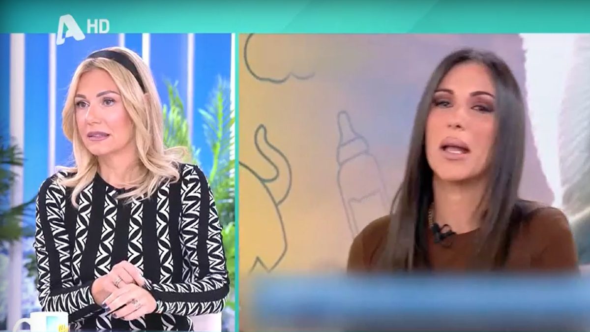 Η Τίνα Μεσσαροπούλου με κορδέλα και πλάνο της Ανθής Βούλγαρη από δίπλα