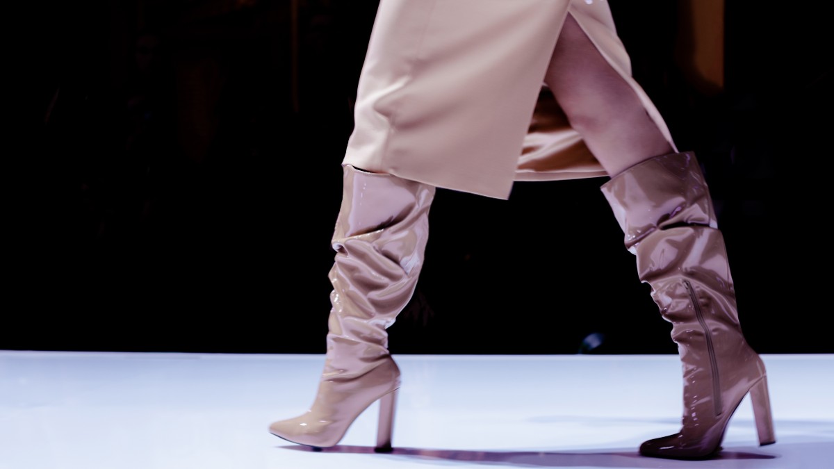 Μοντέλο με pencil φούστα στην πασαρέλα