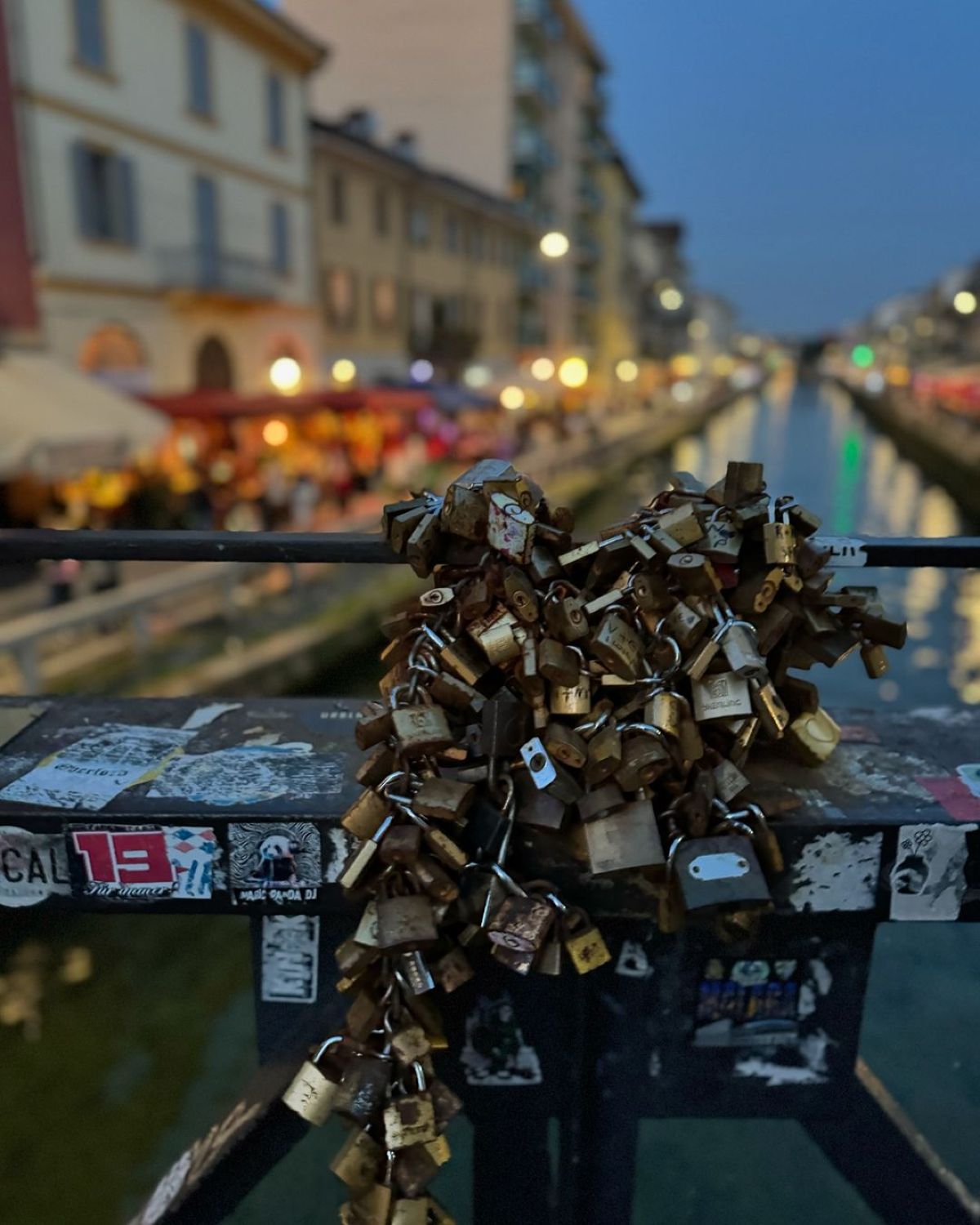 Πολλά λουκέτα σε γέφυρα στο Μιλάνο