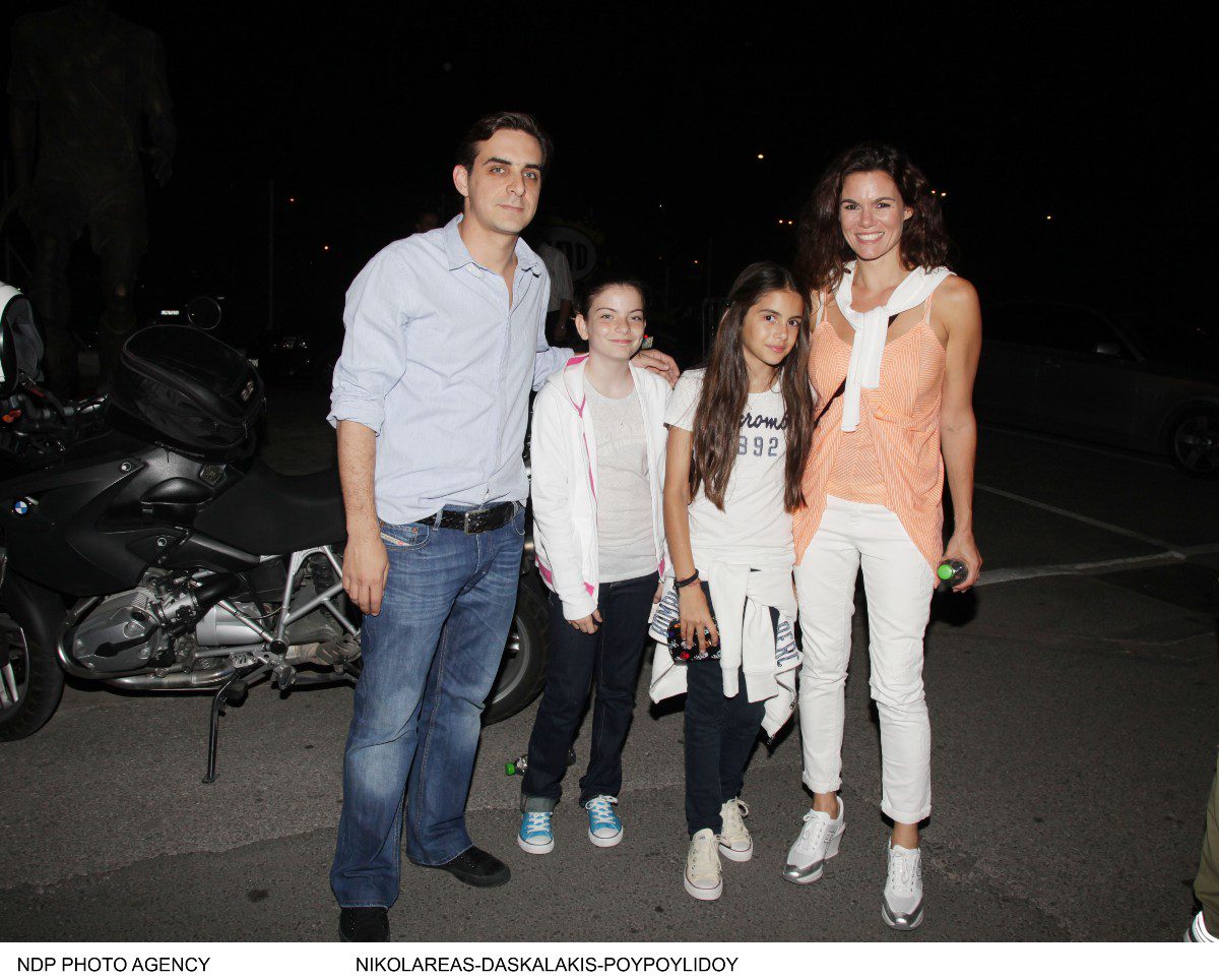 Η Μιράντα Πατέρα με την κόρη της και φίλους