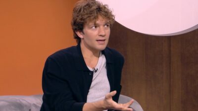 O Μιχαήλ Ταμπακάκης στο πλατό του Cosmote TV