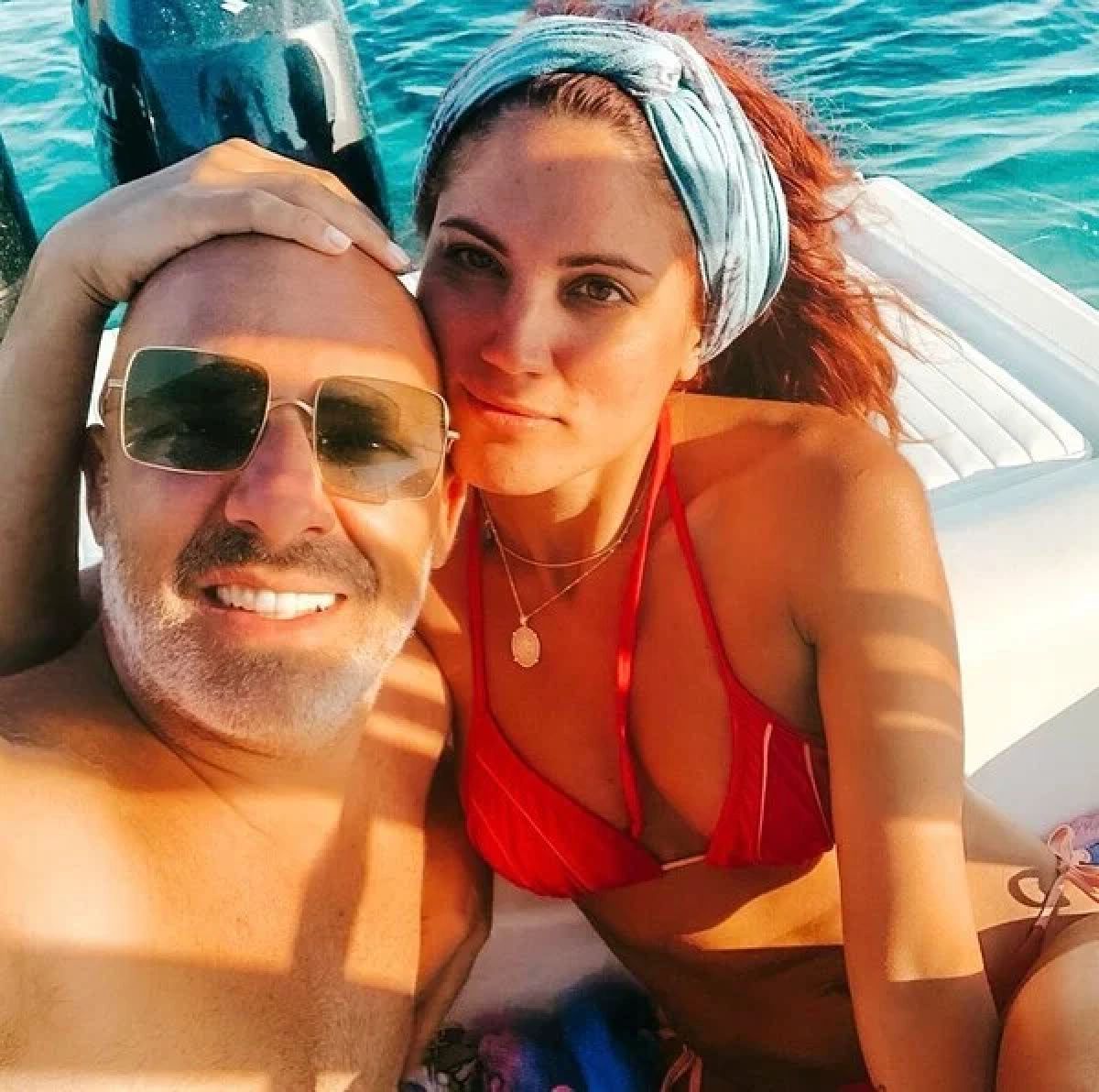 Ο Νίκος Μουτσινάς με την Μαίρη Συνατσάκη σε καλοκαιρινές διακοπές