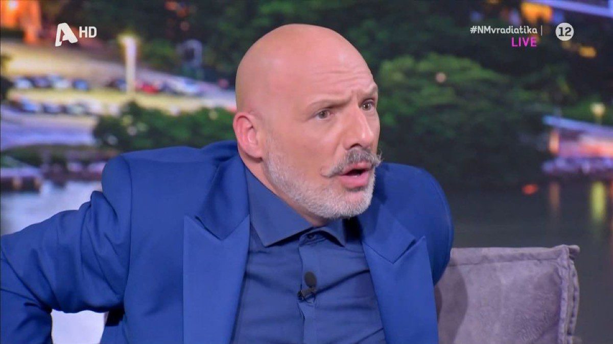 Ο Μουτσινάς με μπλε κοστούμι στο ΝΜ Βραδιάτικα