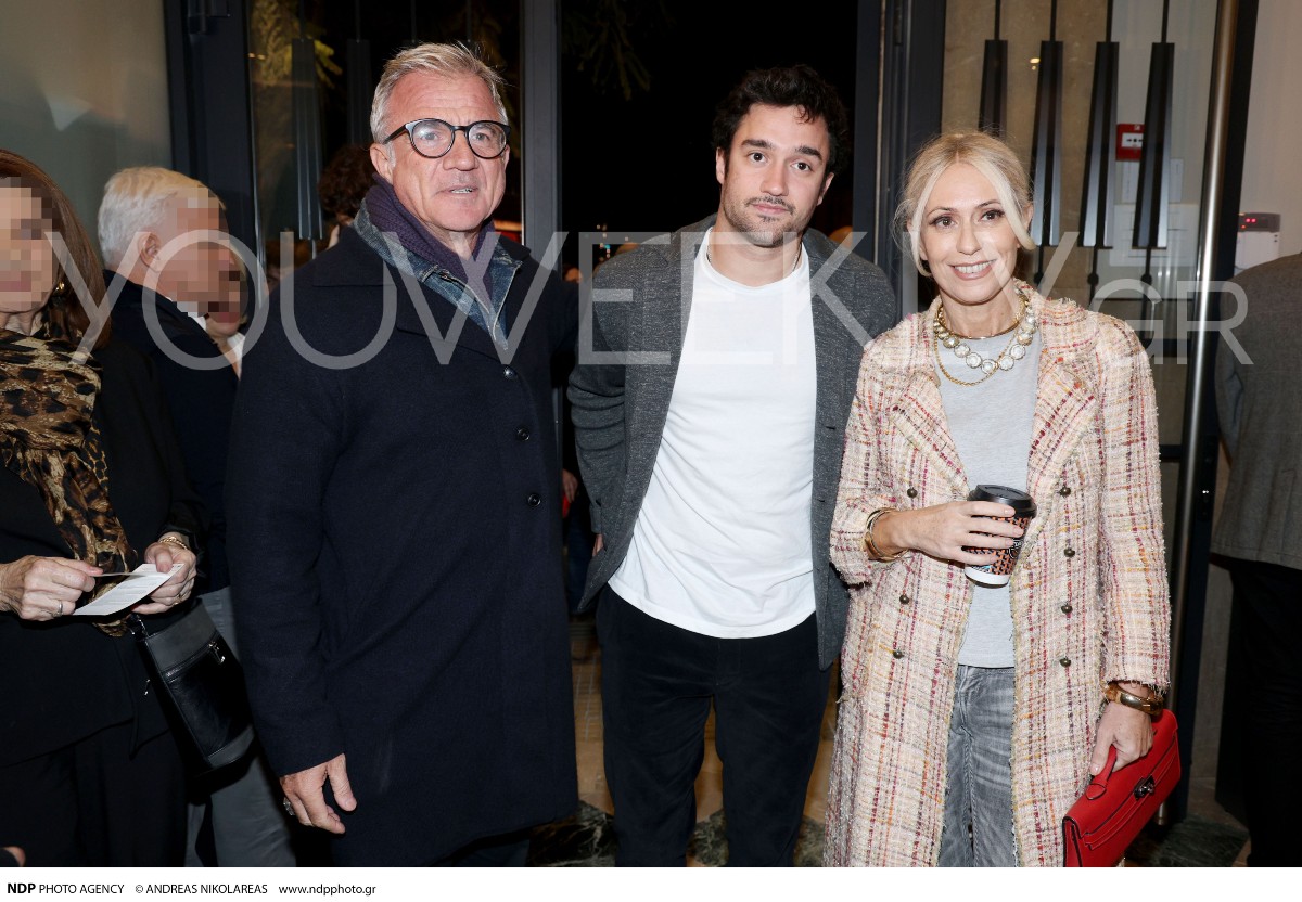 Ο Αργυρόπουλος και η Μπακοδήμου μαζί με τον μικρό τους γιο, Άρη, στο θέατρο