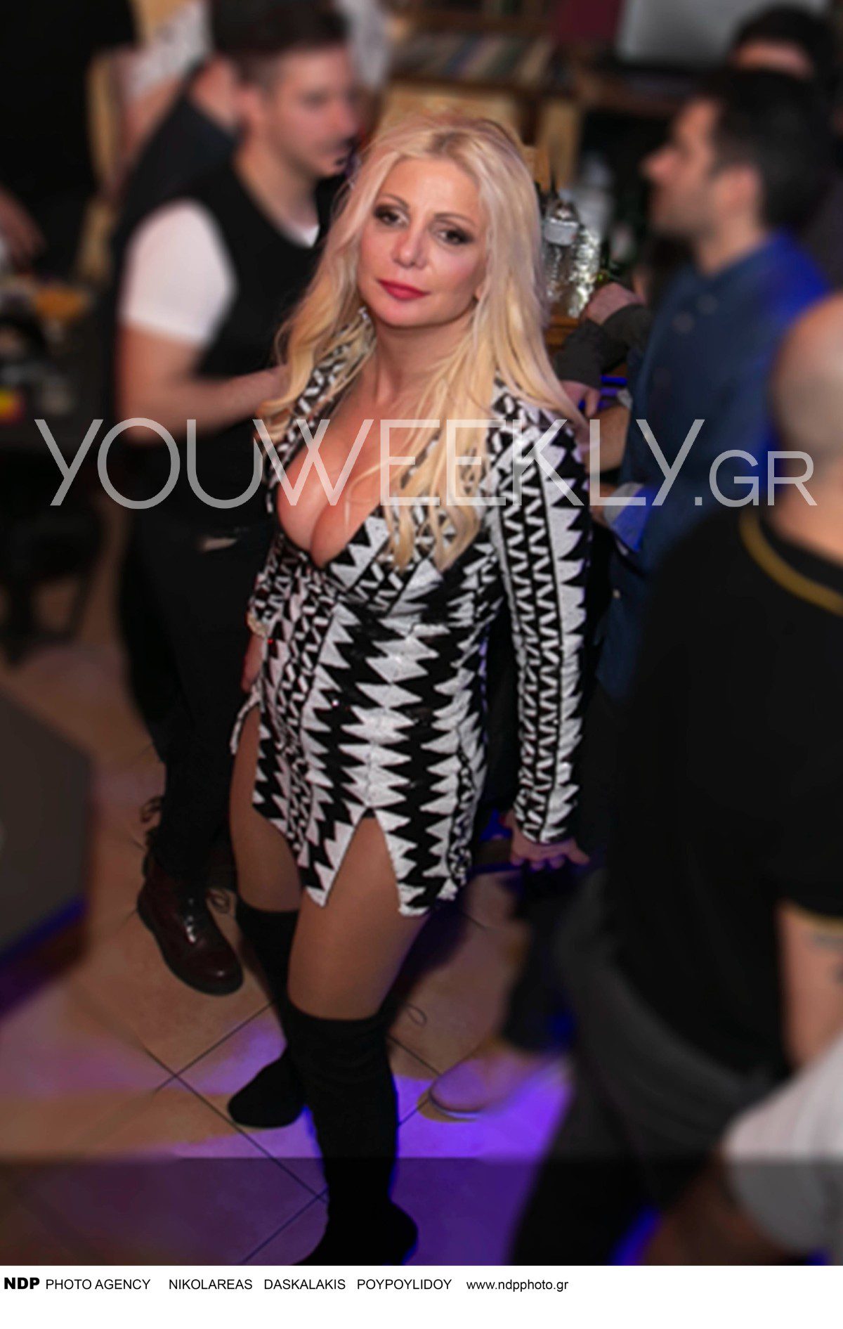 Η Στέλλα Μπεζαντάκου με ασπρόμαυρο φόρεμα και μπότες σε έξοδό της στο παρελθόν