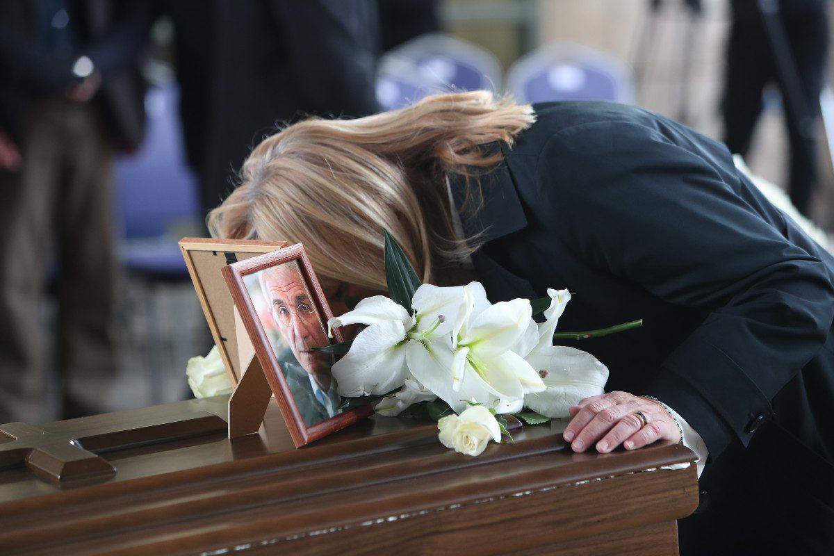 Το φιλί στο φέρετρο του Γιάννη Μπουτάρη