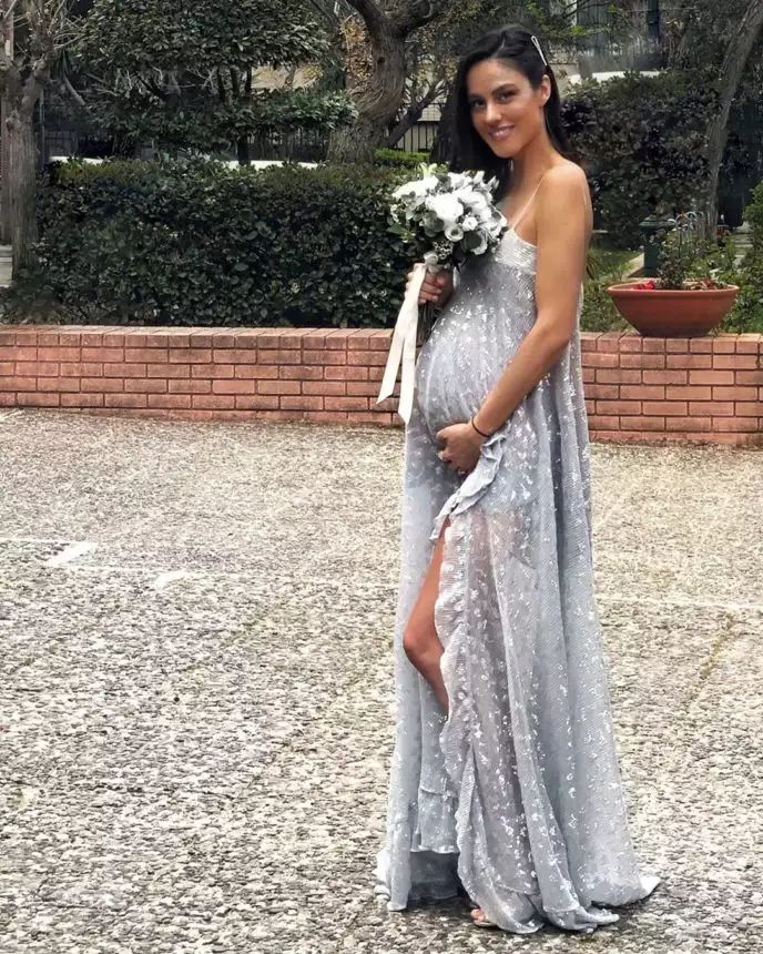 Η Νάνσυ εγκυμονούσα με το νυφικό