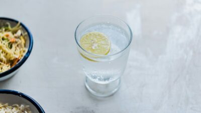 Ποτήρι με νερό και λεμόνι