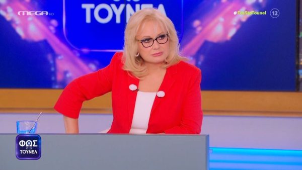 Η Αγγελική Νικολούλη με κόκκινο σακάκι στο Φως στο Τούνελ