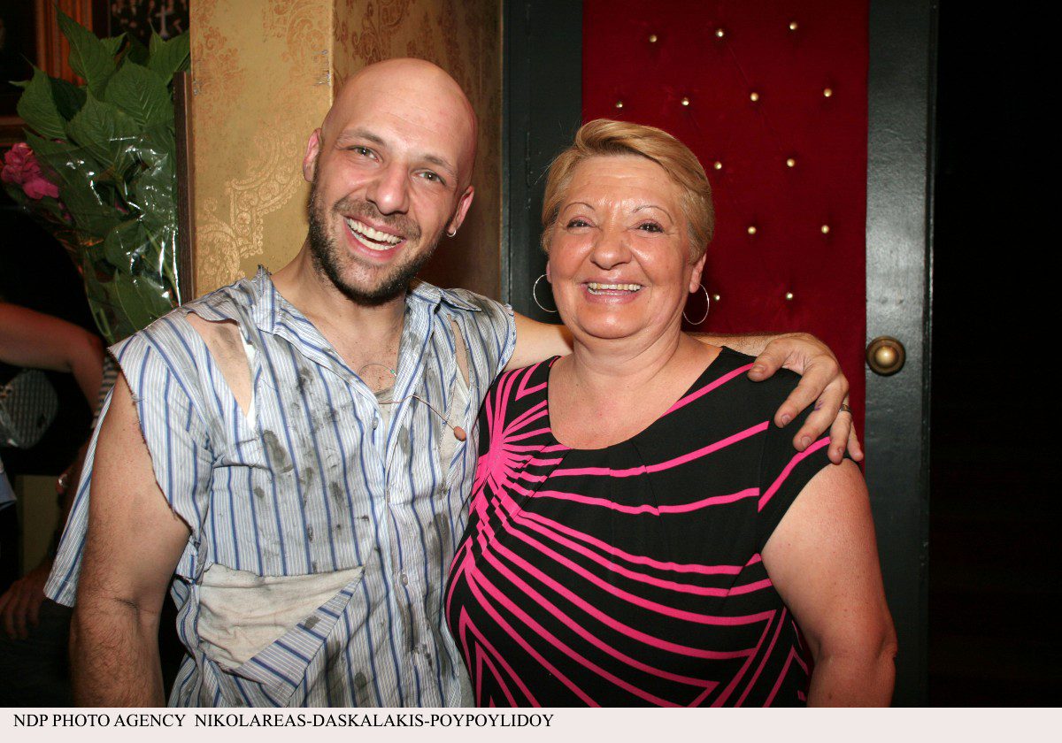 Ο Νίκος Μουτσινάς με την μητέρα του το 2011