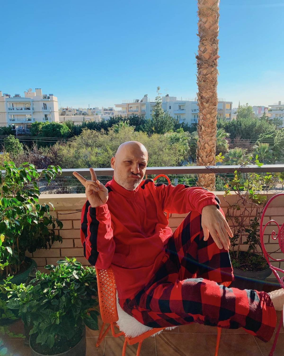 Ο Νίκος Μουτσινάς στο σπίτι του στην Αθήνα