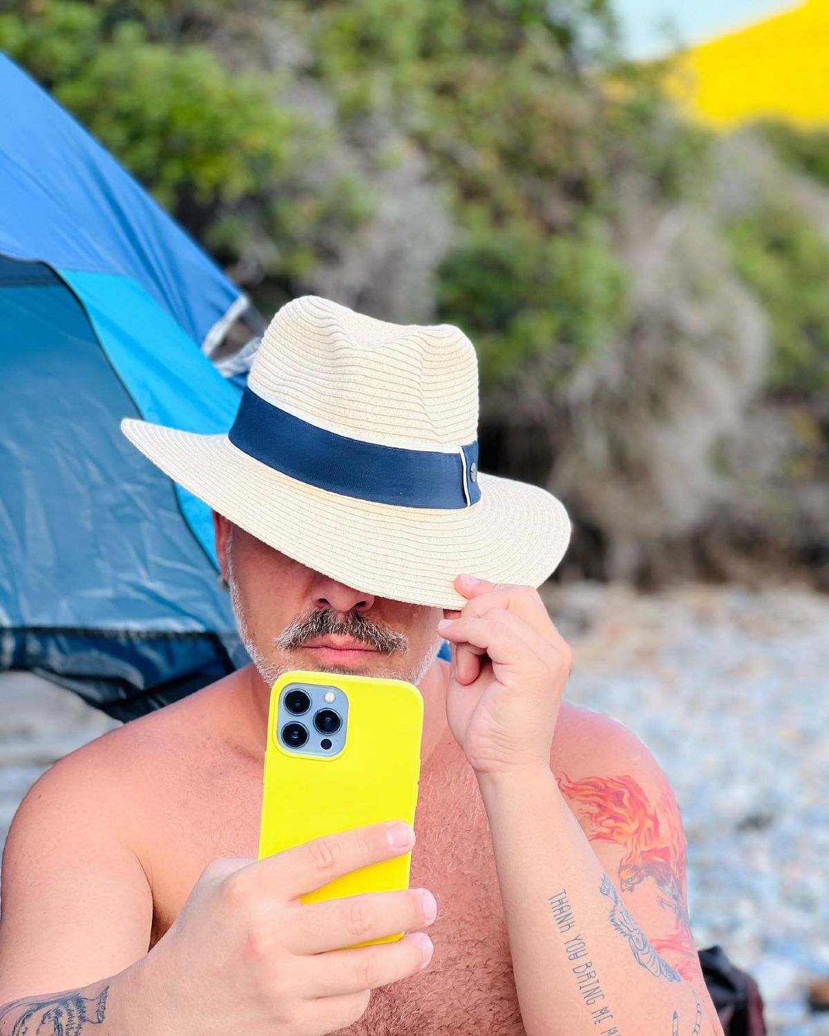 Ο Νίκος Μουτσινάς στην παραλία