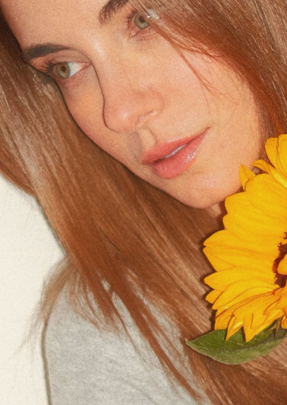 Η Δούκισσα Νομικού με ένα ηλιοτρόπιο στο χέρι