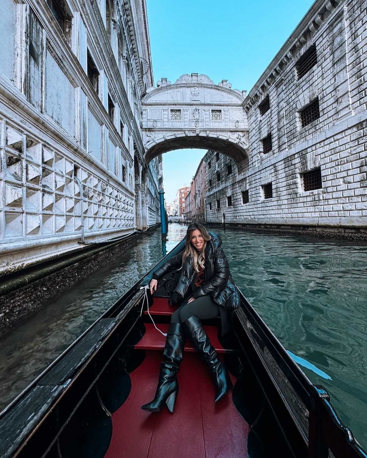 Με must-have μπότες η Αθηνά Οικονομάκου σε γόνδολα στη Βενετία