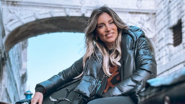 Η Αθηνά Οικονομάκου σε γόνδολα στη Βενετία