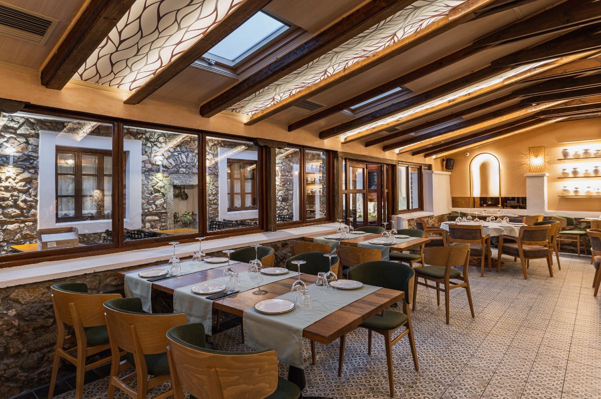 Ο ατμοσφαιρικός χώρος του εστιατορίου Παλαιά Πόλις