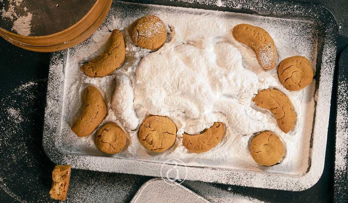 Κουραμπιέδες στο ταψί με ζάχαρη άχνη
