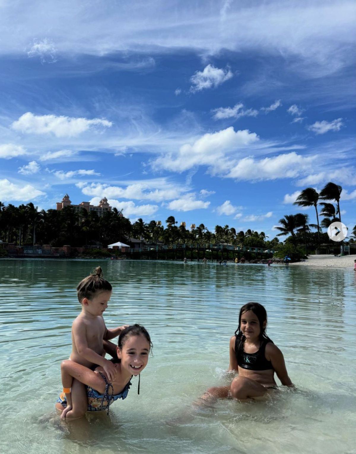 Ο Πάρης παιζει με τις φίλες του στη θάλασσα