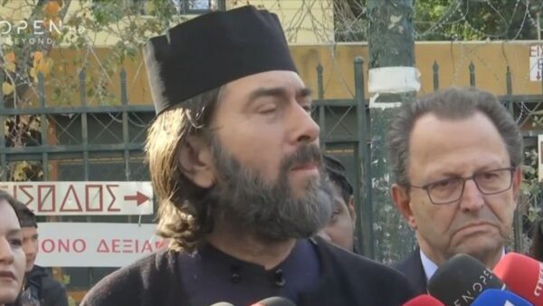 Ο Πάτερ Αντώνιος έξω από το δικαστήριο μετά την ενοχή και την ποινή του