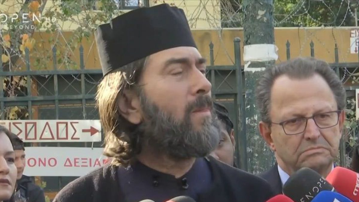 Ο Πάτερ Αντώνιος έξω από το δικαστήριο μετά την ενοχή και την ποινή του