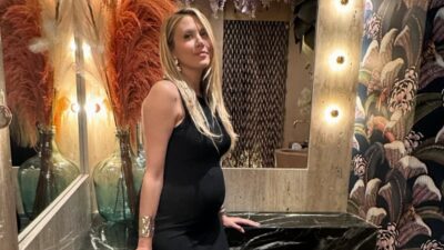 Η Φωτεινή Πετρογιάννη ποζάρει στο μπάνιο