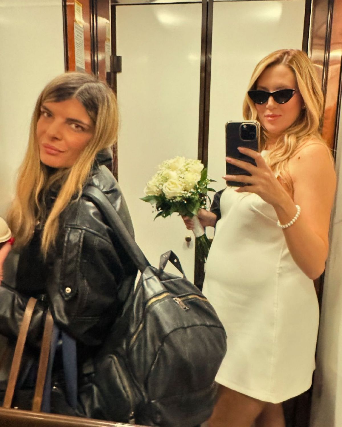 Η Φωτεινή Πετρογιάννη με την φίλη της στο ασανσέρ πριν τον γάμο της