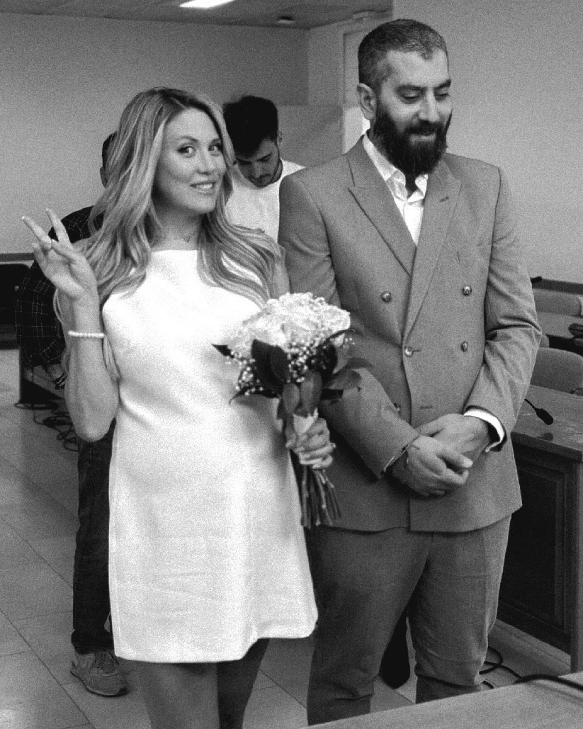 Η Φωτεινή Πετρογιάννη και ο Μιχάλης Ρουμπής στον γάμο τους στο Δημαρχείο Πεντέλης