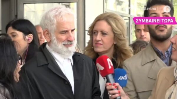 Ο Πέτρος Φιλιππίδης έξω από το δικαστήριο