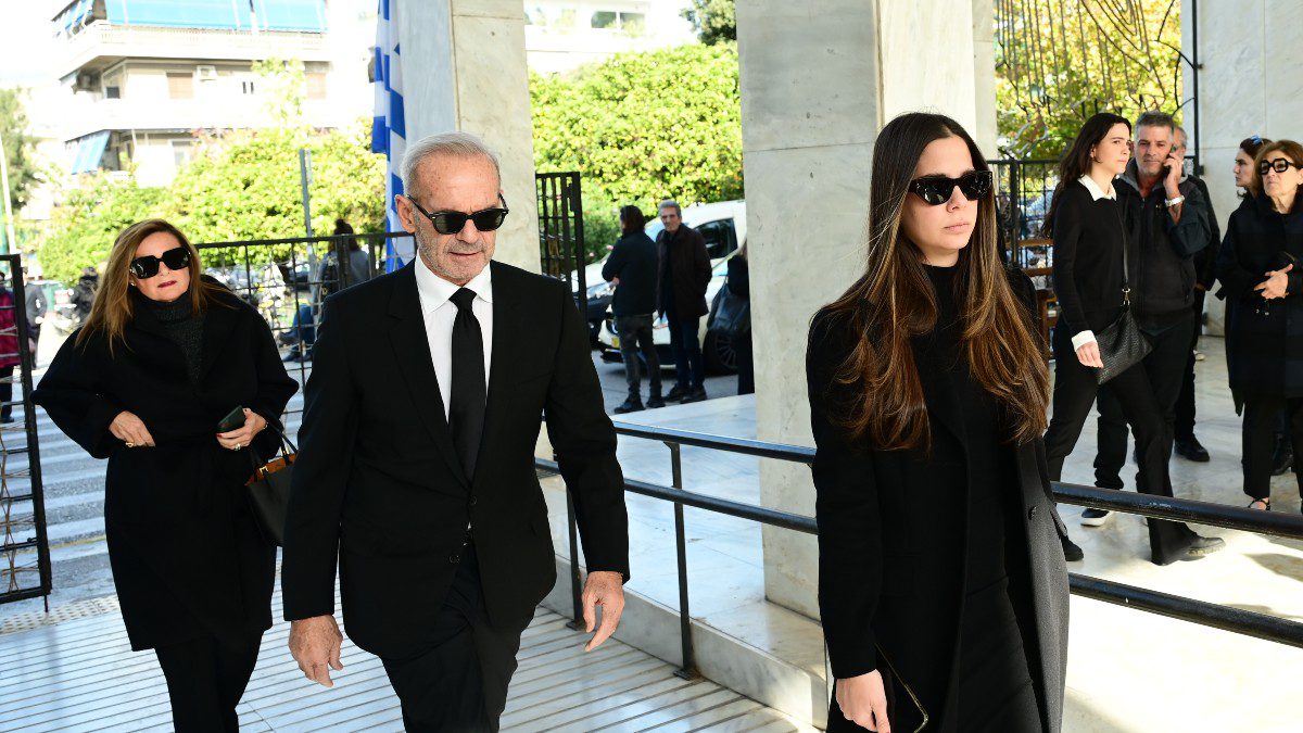 Ο Πέτρος Κωστόπουλος κατά την άφιξή του στην κηδεία του Αντώνη Λυμπέρη