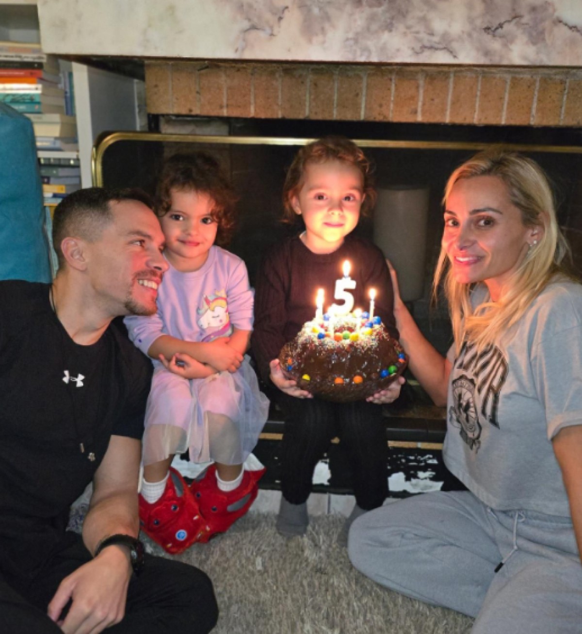 Ο Λευτέρης Πετρούνιας και η Βασιλική Μιλλούση με τις κόρες τους για τα γενέθλια της μικρής Σοφίας