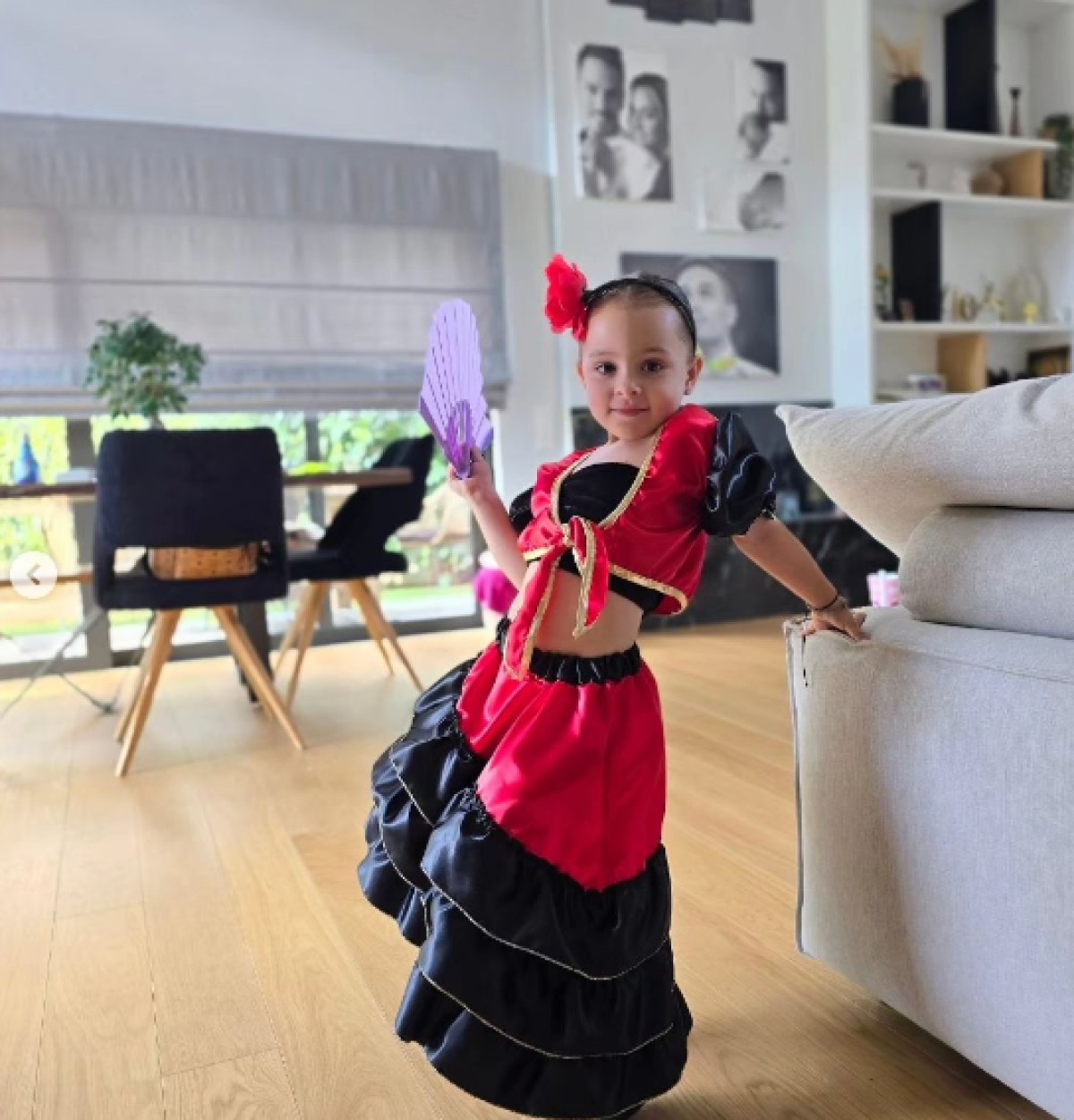 Η Σοφία Πετρούνια ποζάρει με στολή τις Απόκριες