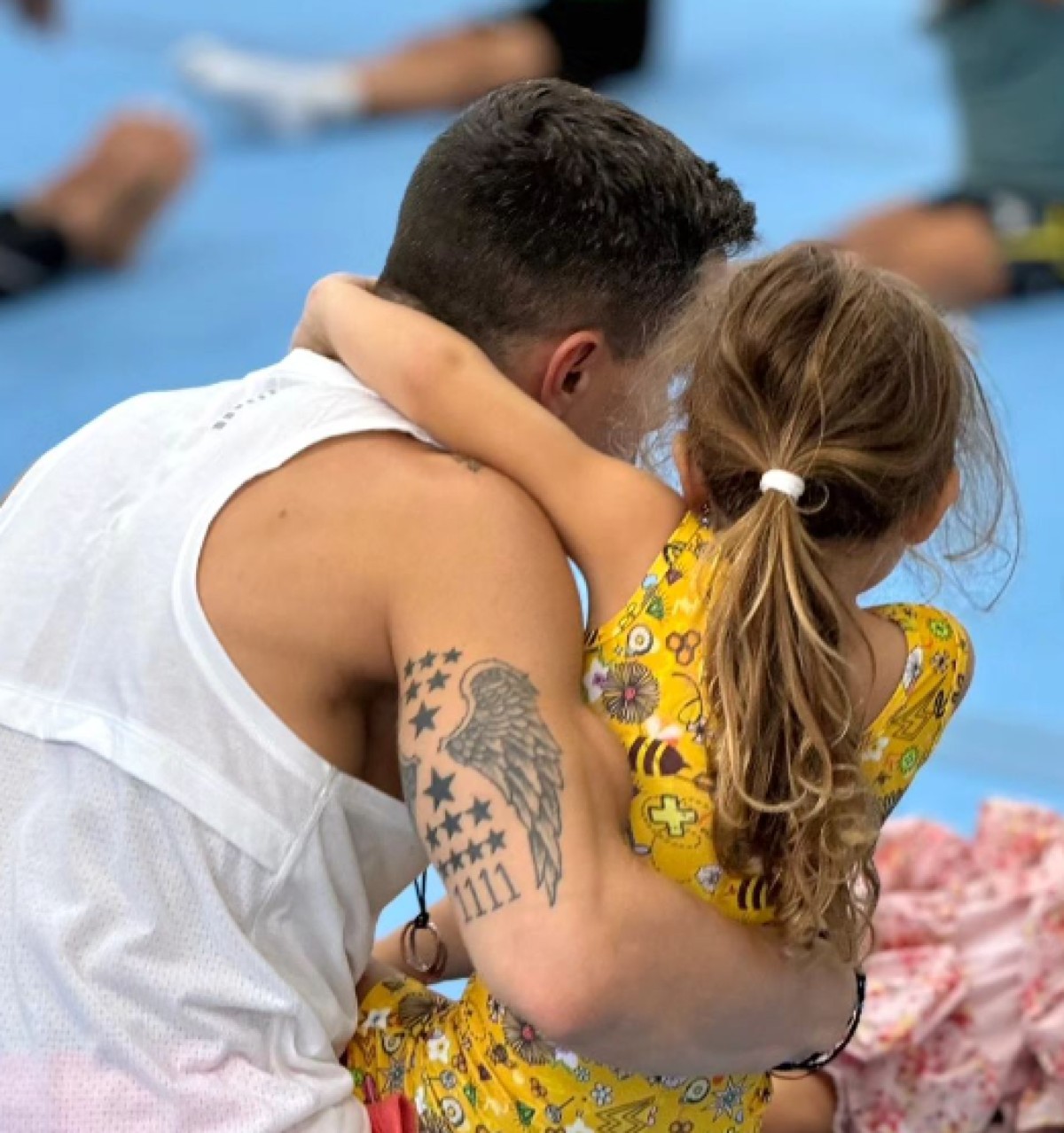 Ο Λευτέρης Πετρούνιας αγκαλιά με την κόρη του, Σοφία, με πλάτη