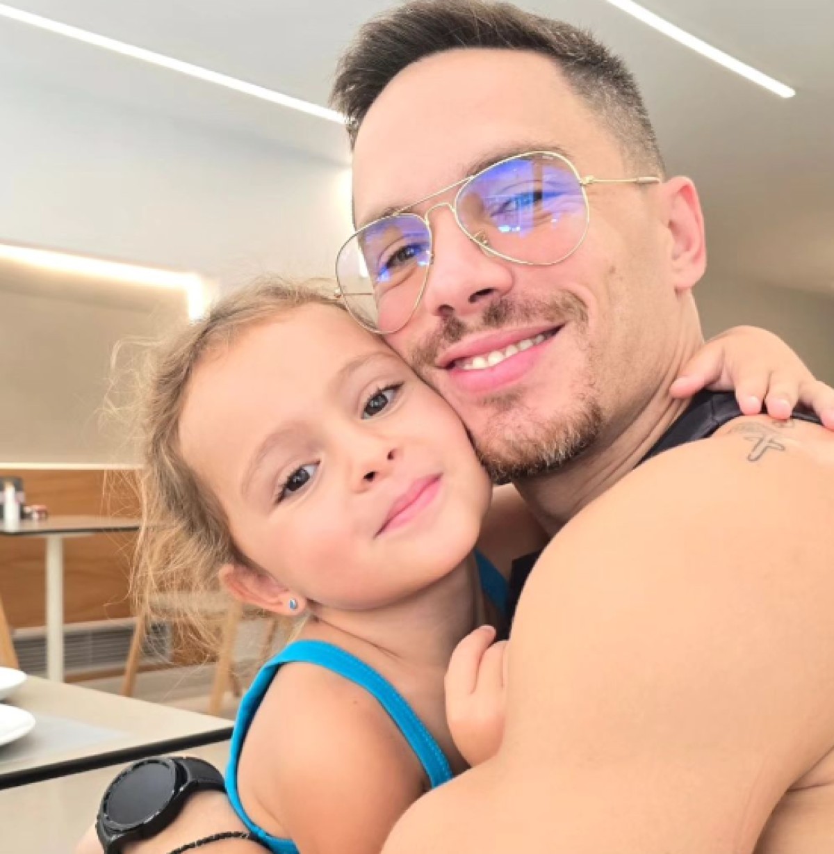 Ο Πετρούνιας αγκαλιά με την κόρη του, Σοφία