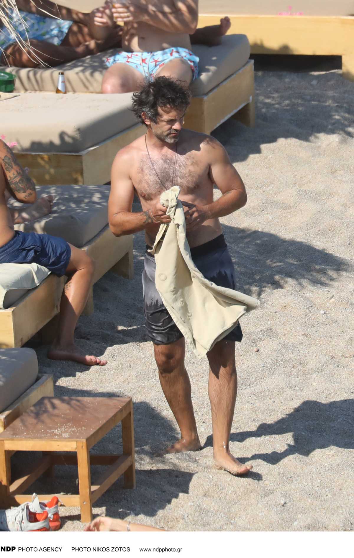 Ο Φίλιππος Μιχόπουλος στη Μύκονο.