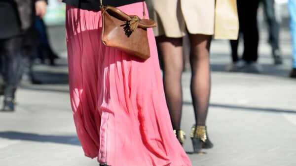 χριστουγεννιάτικες εμφανίσεις με μία ροζ μακριά φούστα