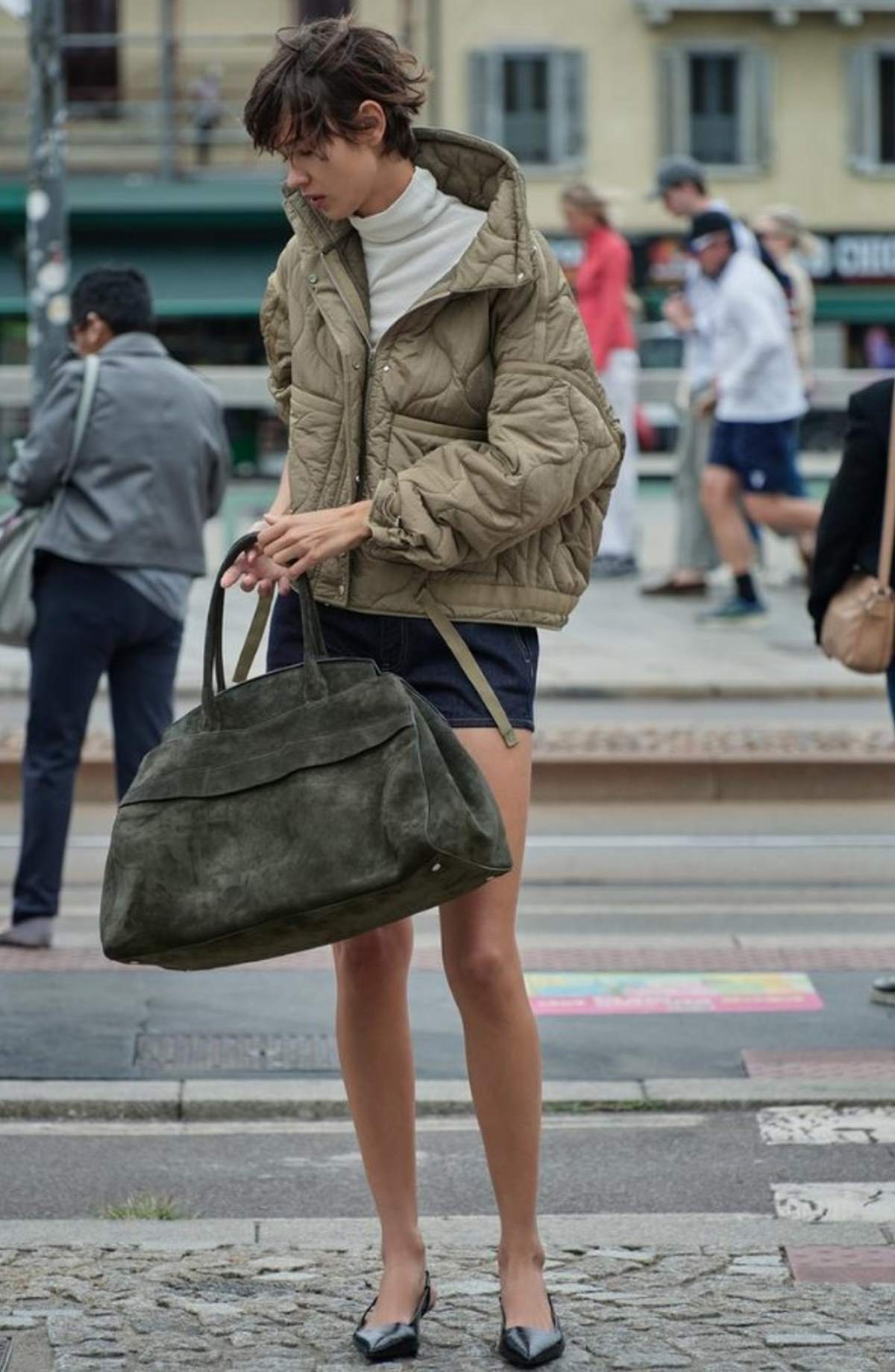 Μπουφάν puffer σε χακί χρώμα από τα Zara