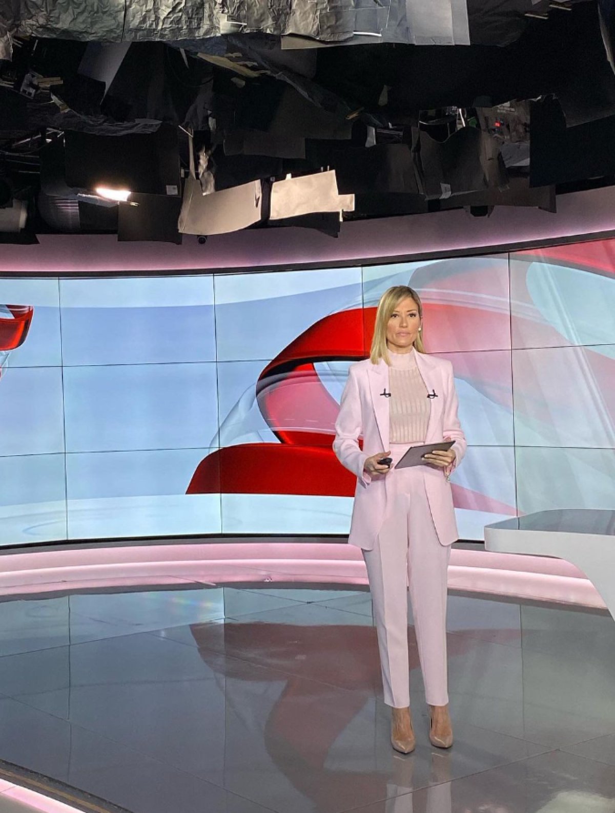 H Ράνια Τζίμα στο πλατό του MEGA