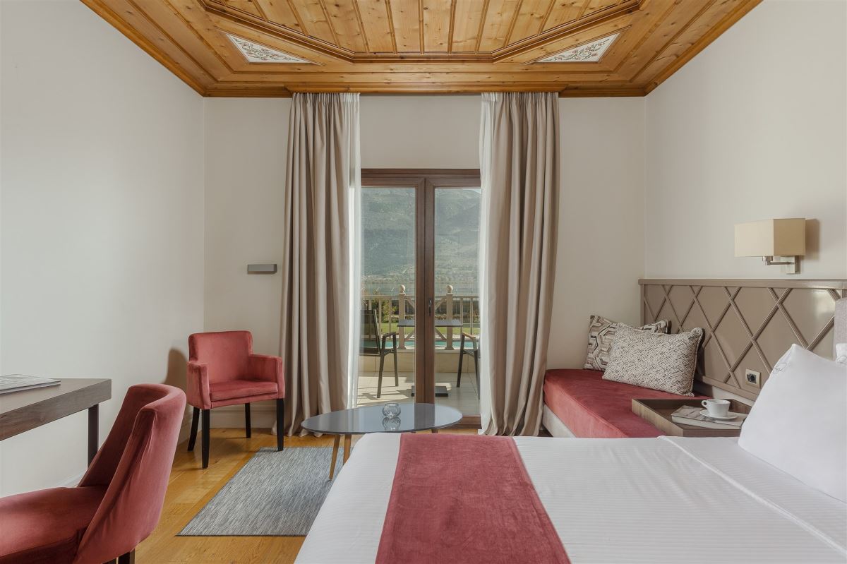 Από τις σουίτες θα απολαύστε υπέροχη θέα στη λίμνη