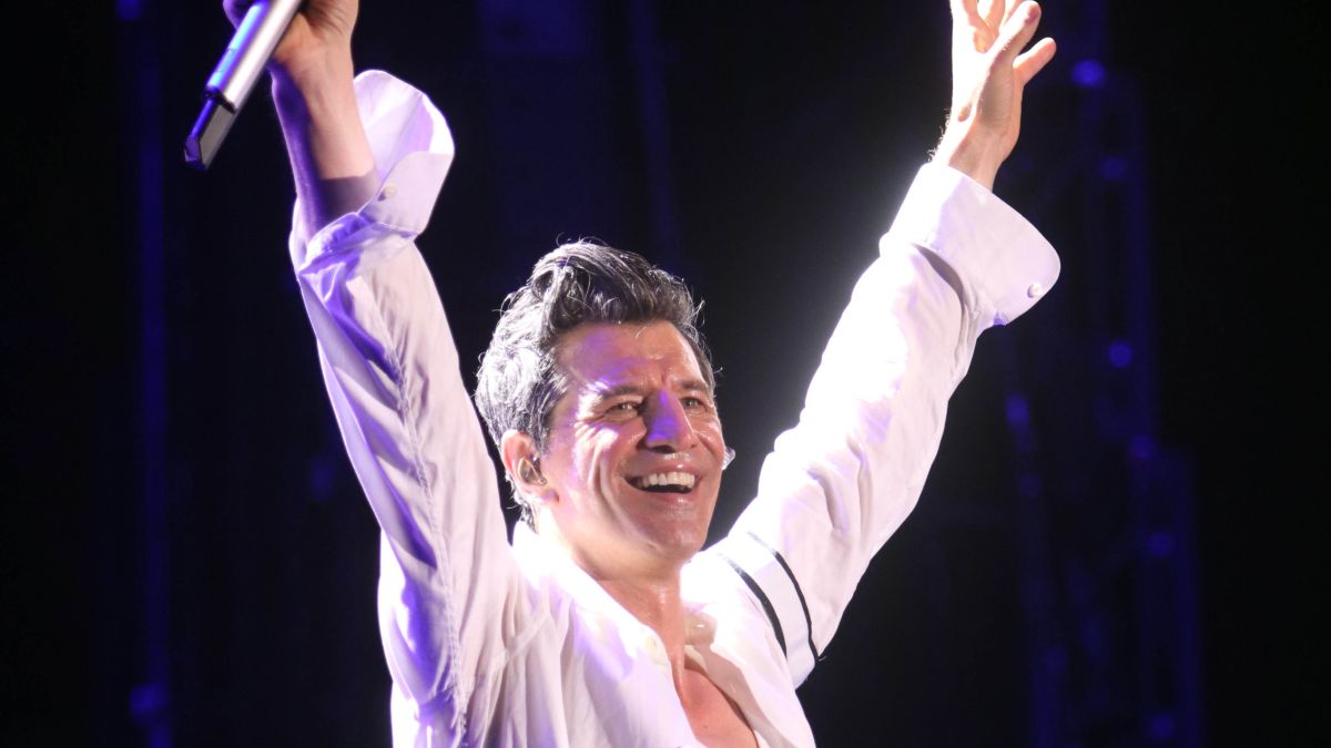 Ο Σάκης Ριυβάς σε συναυλία του.