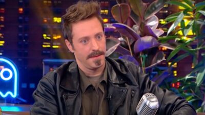 O Μιχάλης Συριόπουλος στο πλατό του the 2night show